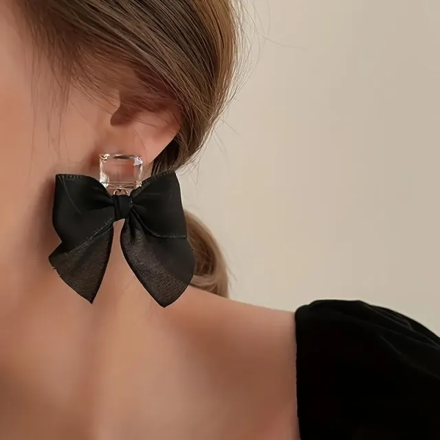 Elegantni črni uhani z večjo pentljo in kristalnim kamenčkom