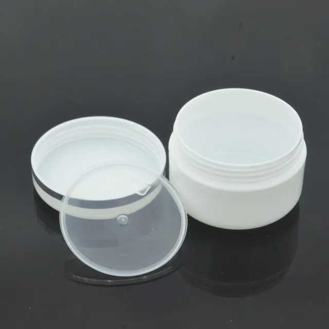 Bela plastična kozmetična posodica s kupolastim pokrovom - 10 ml