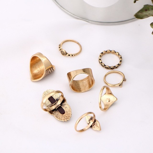 8-delni set prstanov v zlati barvi