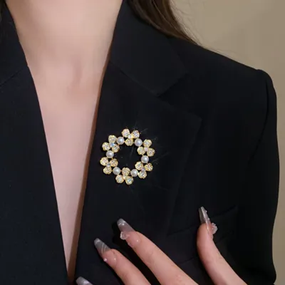 Elegantna zlata broška – cvetlični venec z biseri