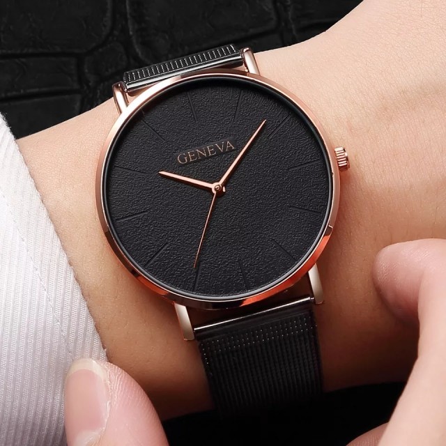 Elegantna ura v črni barvi, z rose obrobo