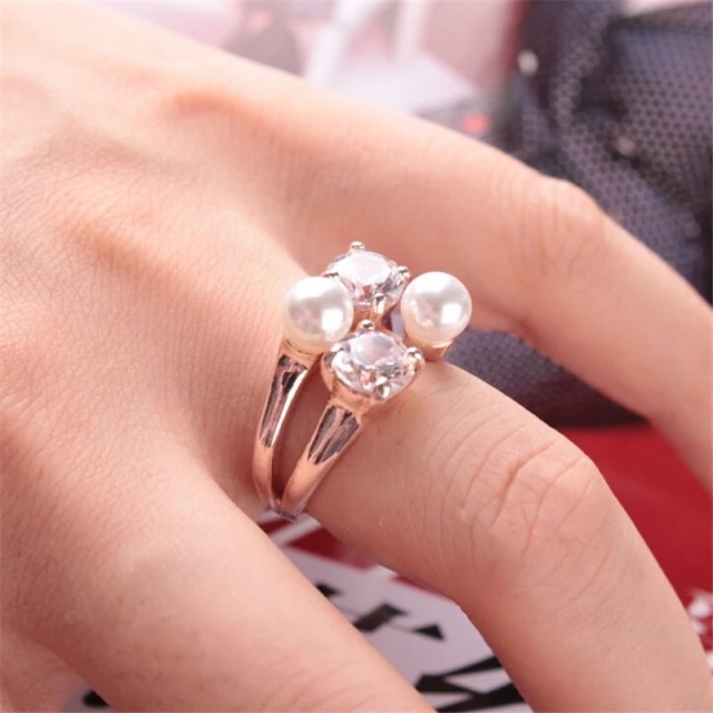 Elegantni prstan s perlico in biserčkom, 2 barvi