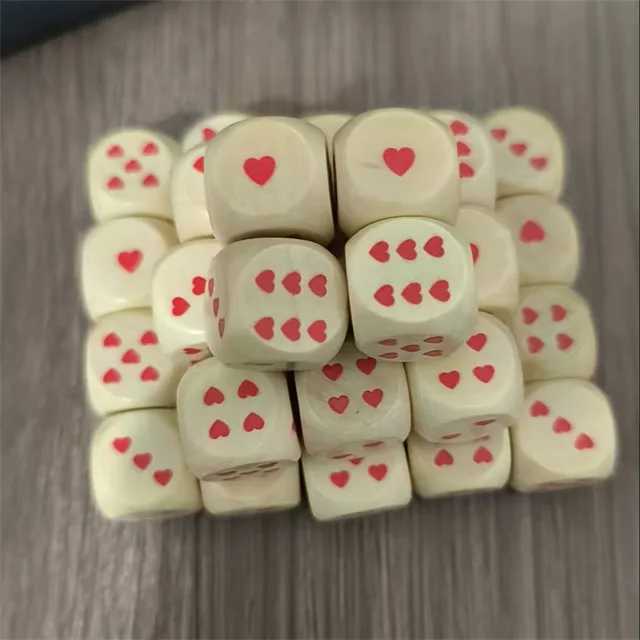 Lesene igralne kocke - komplet 2 igralnih kock z rdečimi srčki