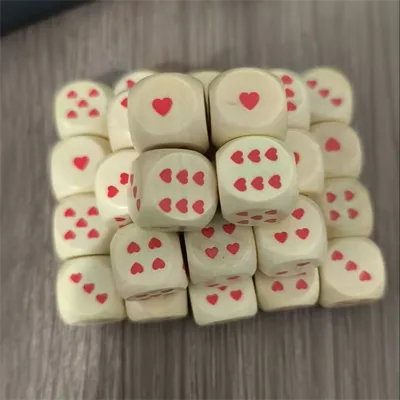 Lesene igralne kocke - komplet 2 igralnih kock z rdečimi srčki