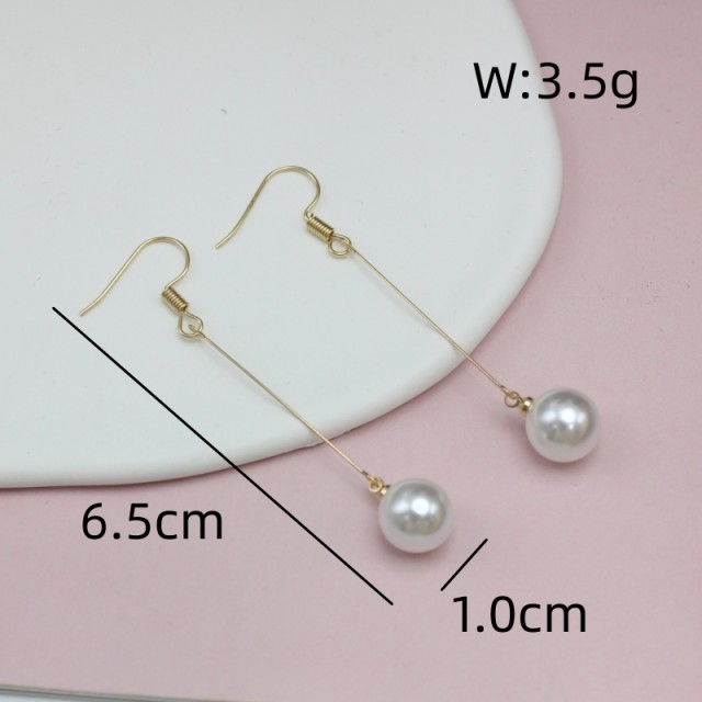 Daljši elegantni uhani s perlico v zlati barvi