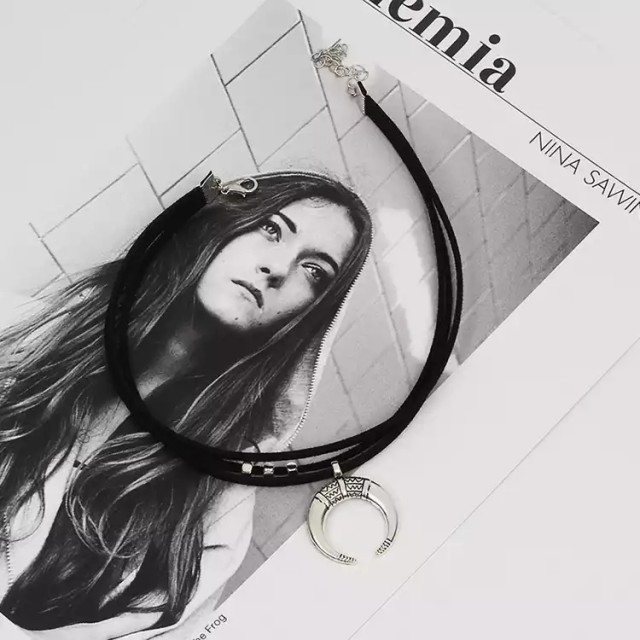 Črna choker verižica polmesec CH234
