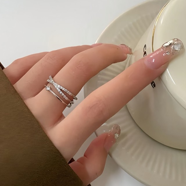 Ženski prilagodljiv prstan v srebrni barvi