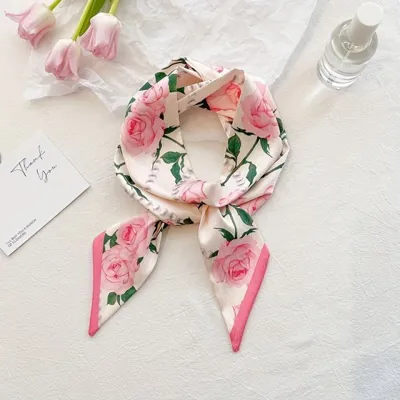 Eleganten svilen šal v cvetličnem potisku