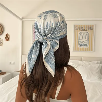 Modro-bela ruta z vintage ornamentnim vzorcem