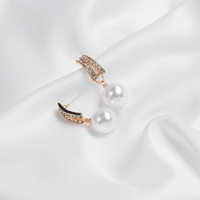 Elegantni uhani v zlati barvi s perlo