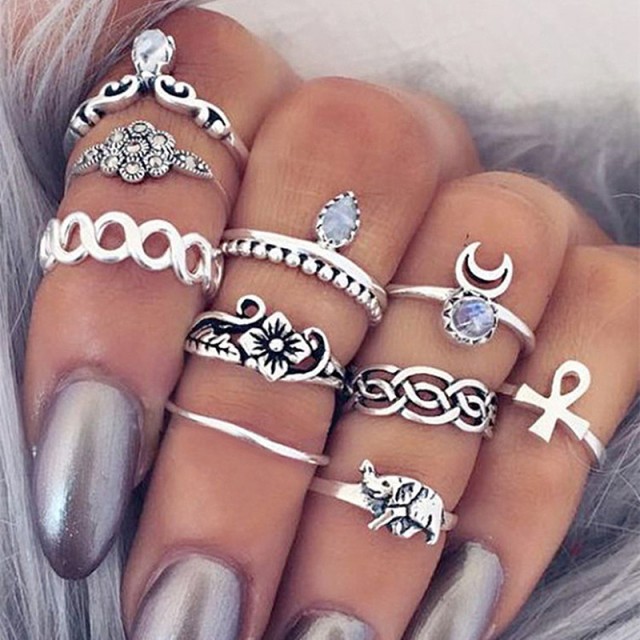 10-delni set prstanov v srebrni barvi