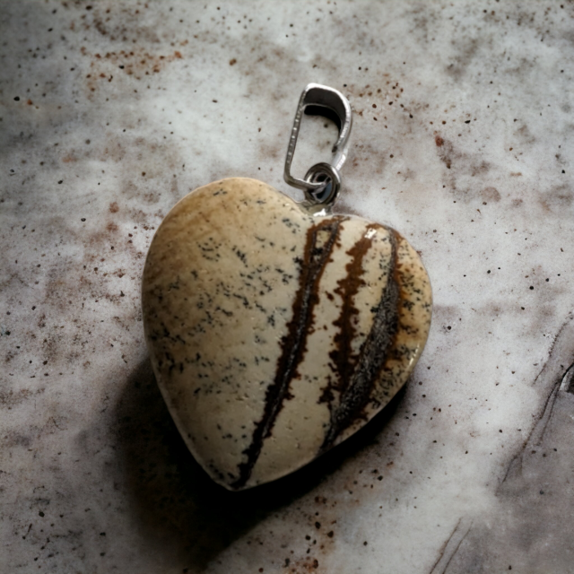 Verižica z obeskom kamna v obliki srca, PEŠČENI JASPIS