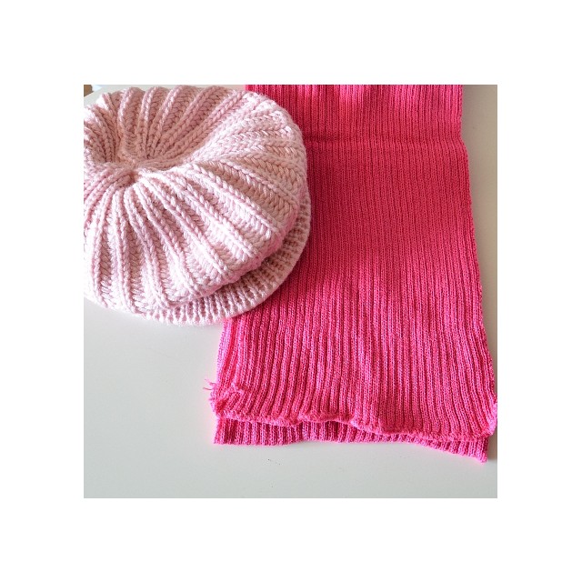 Komplet šal in kapa roza barve