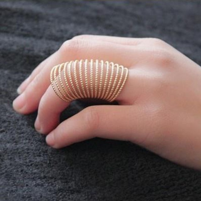 Modni prstan spiralaste oblike