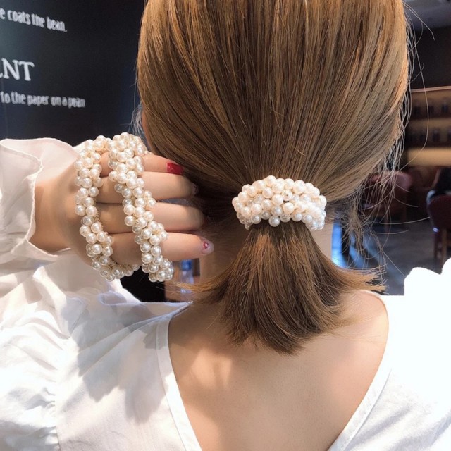 Elastika za lase z belimi perlicami