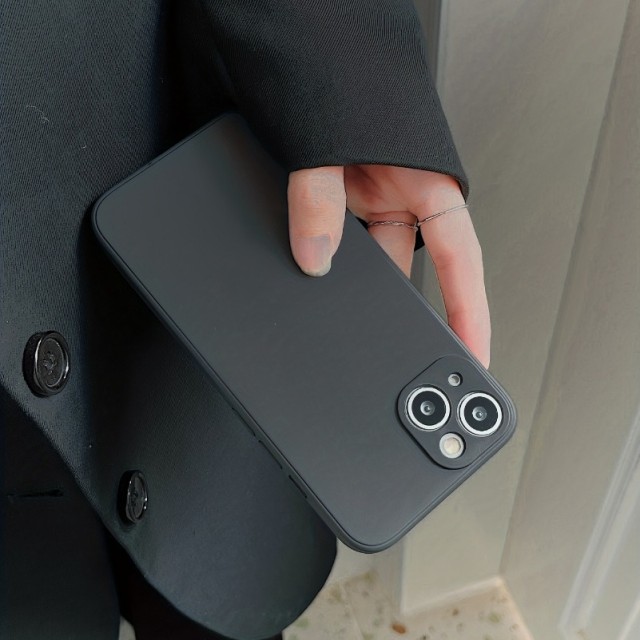Črn ovitek za iPhone 15