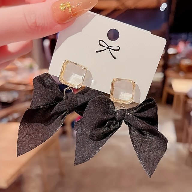 Elegantni črni uhani z večjo pentljo in kristalnim kamenčkom