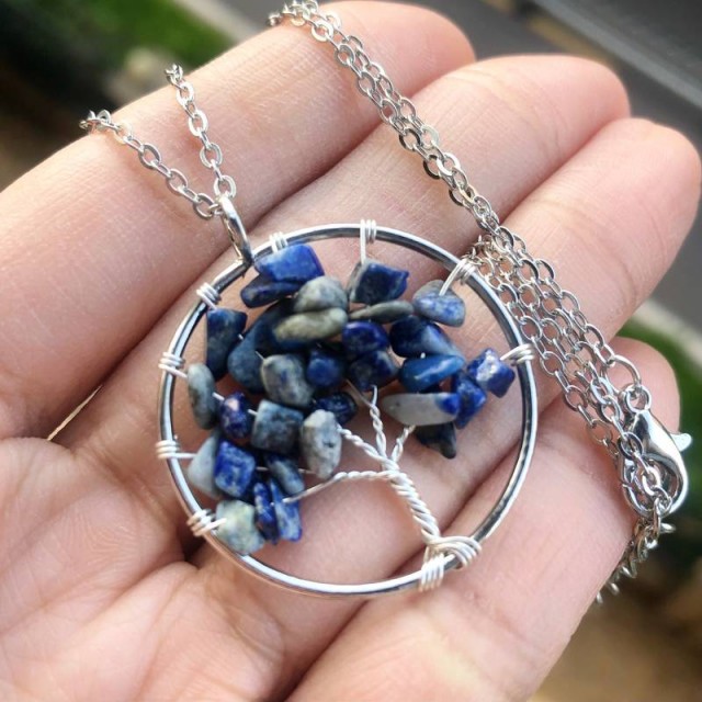 Verižica z obeskom drevesa, lapis lazuli 