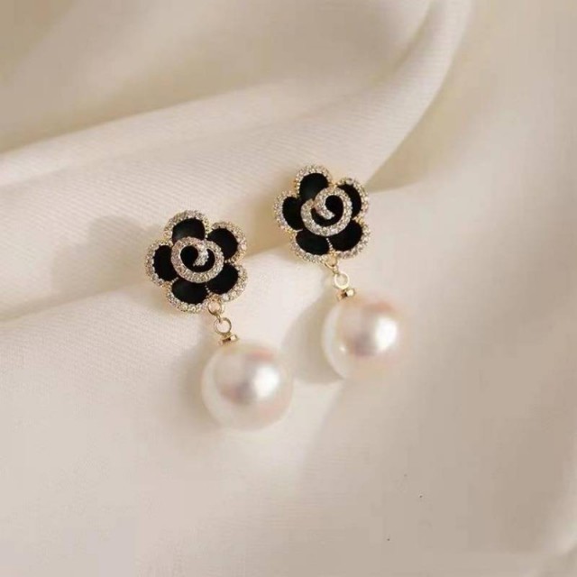 Elegantni uhani s perlico in črnimi vrtnicami