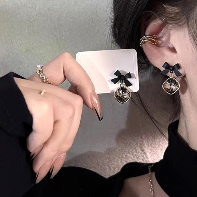 Viseči uhani s črnim kamenčkom in pentljico