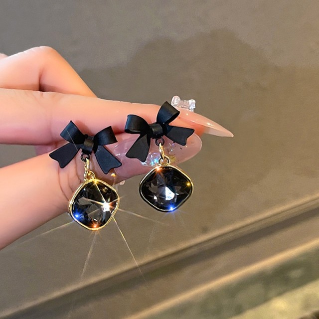 Viseči uhani s črnim kamenčkom in pentljico