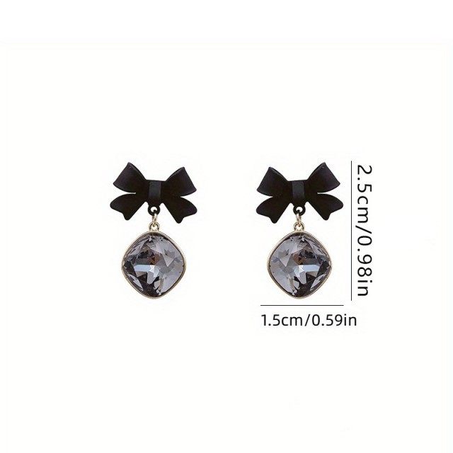 Viseči uhani s črnim kamenčkom in pentljico