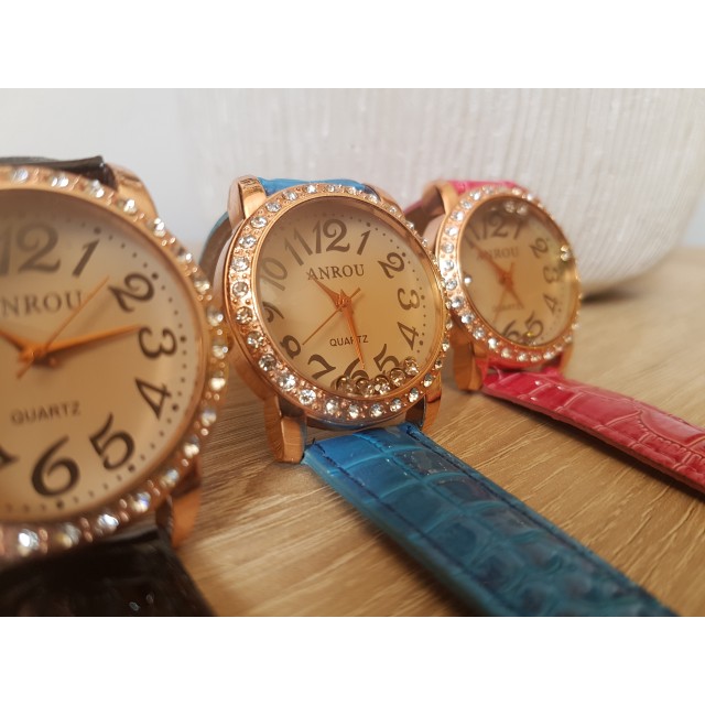 Ura z biserčki v treh različnih barvah