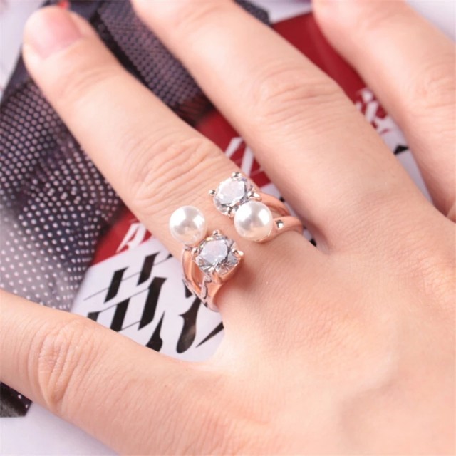 Elegantni prstan s perlico in biserčkom, 2 barvi