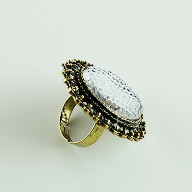 Zlati vintage prstan s svetlikajočim kamnom