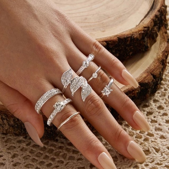 7 delni set prstanov srebrne barve, listki