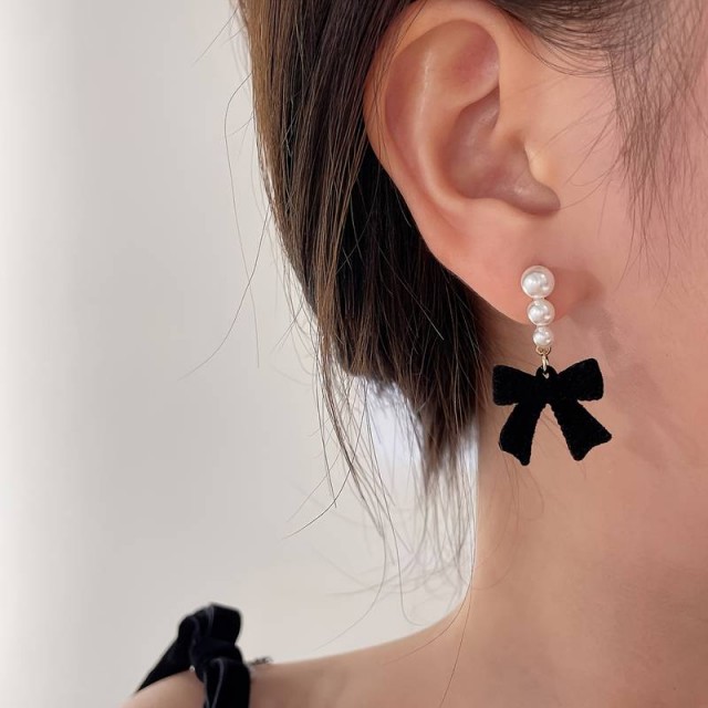 Vtični uhani s perlicami in črno pentljo