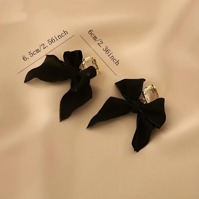 Elegantni črni uhani z večjo pentljo in kristalnim kamenčkom