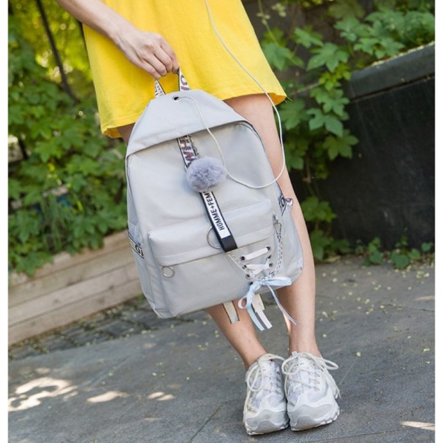 Športno-elegantna torbica/nahrbtnik v sivi barvi