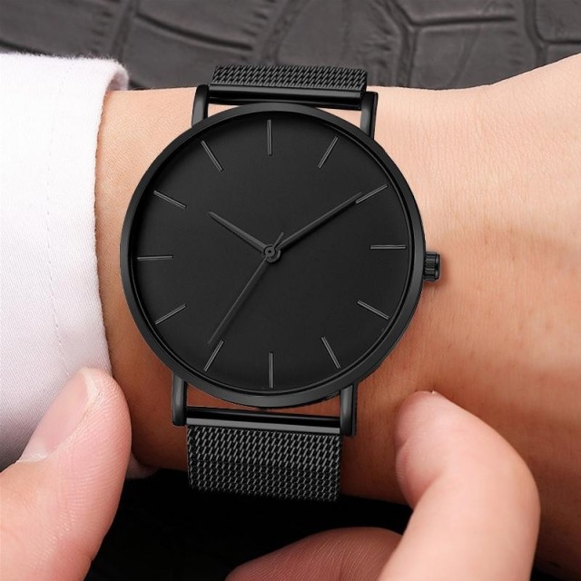 Elegantna ura v črni barvi, brez številk