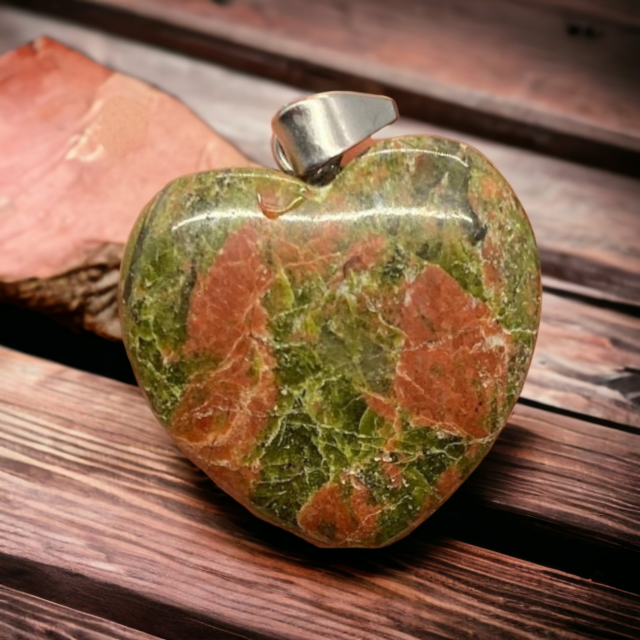 Verižica z obeskom kamna v obliki srca, KLORIT