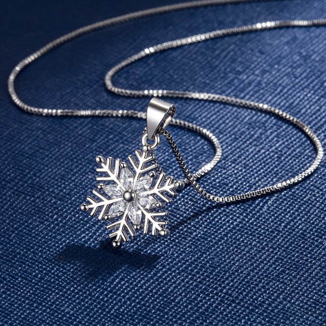 Eleganten komplet snežinka, uhani in verižica