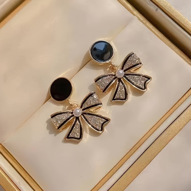 Elegantni uhani iz zlitine s pentljico