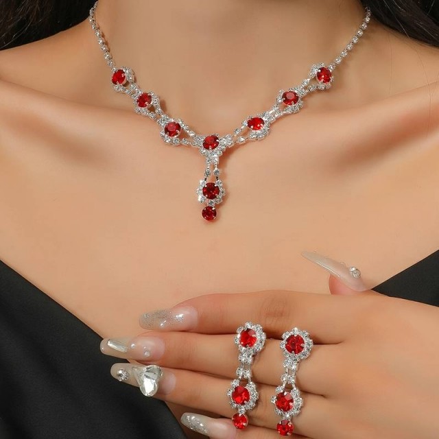 Eleganten komplet nakita v rdeči barvi 