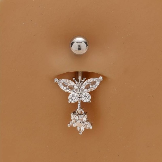 Uhan za popek v srebrni barvi, metuljček z rožico