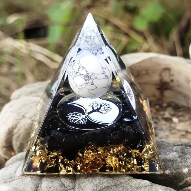 Orgonska piramida z belim howlitom in simbolom drevesa življenja 5cm
