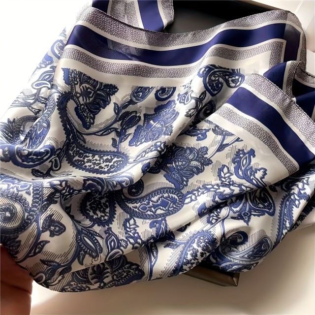 Elegantna modra satenasta kvadratna ruta z paisley vzorcem