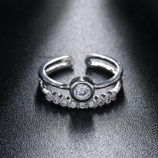 Eleganten prstan dvojni, srebrne barve, nastavljiv