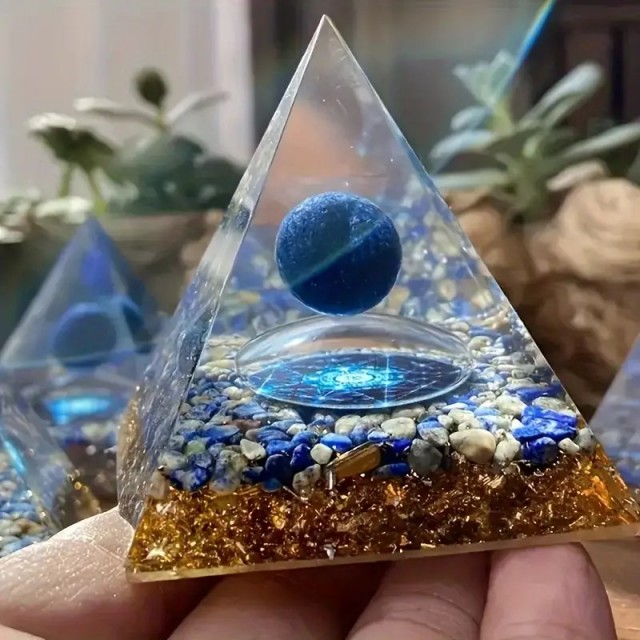 Orgonitna piramida z lapis lazuli kamnom 5cm 