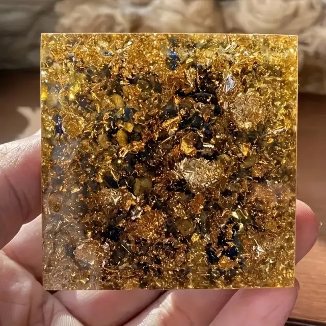 Orgonitna piramida z lapis lazuli kamnom 5cm 