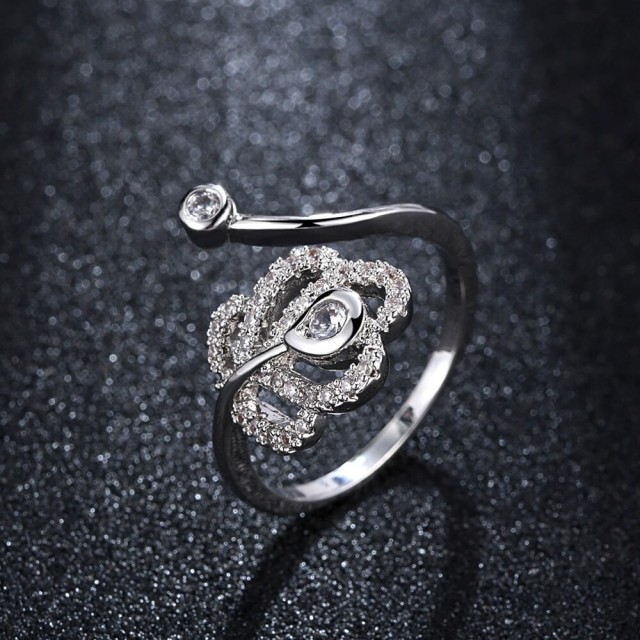 Eleganten prstan nastavljive velikosti, biser z rožico