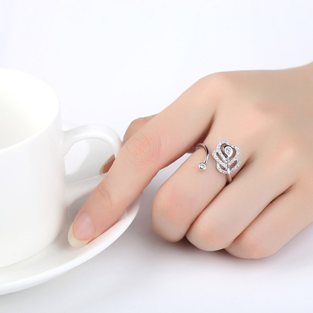 Eleganten prstan nastavljive velikosti, biser z rožico