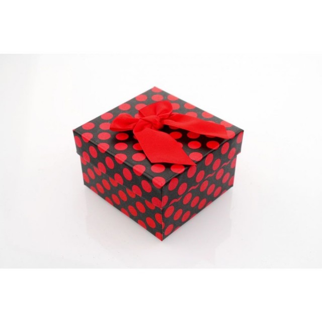 Darilna škatlica z rdečimi pikicami