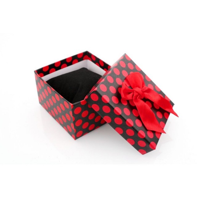 Darilna škatlica z rdečimi pikicami