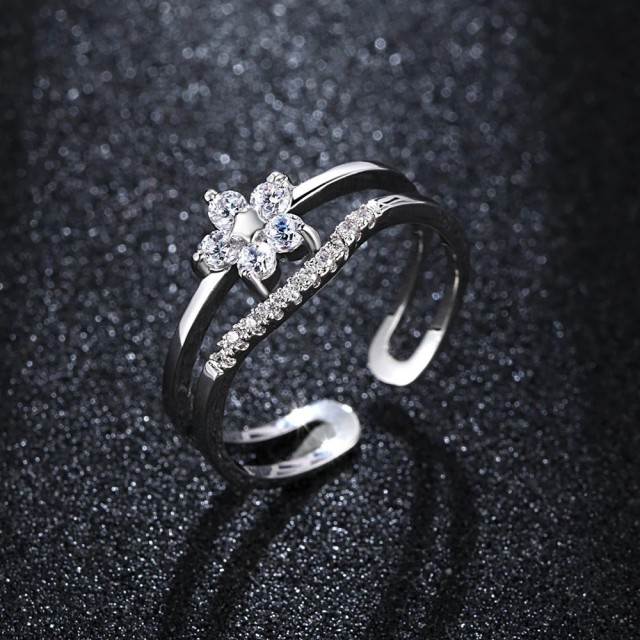 Nastavljiv eleganten prstan z rožico