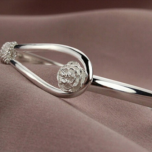 Elegantna zapestnica v srebrni barvi